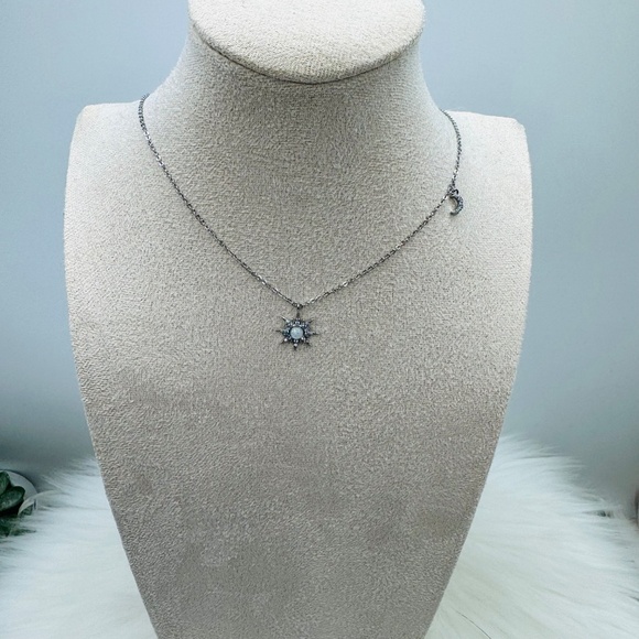 The Sun Star Pendant Necklace - Picture 4 of 4